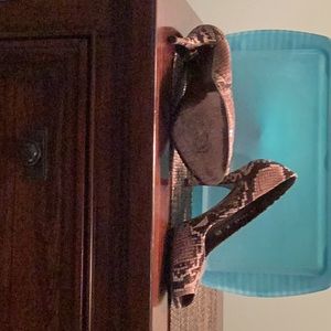 Stuart Weizmann peep toe heels